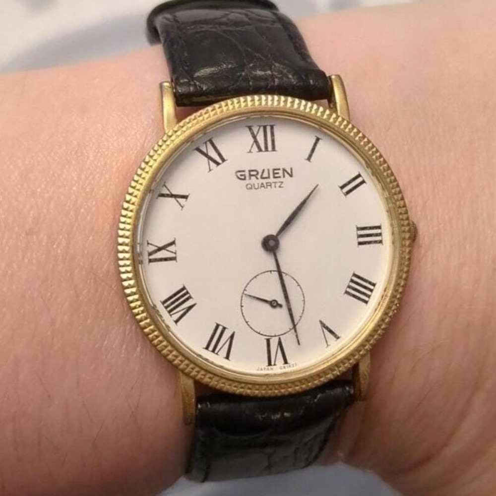 Gruen Quartz Watch 001-6L45 Roman Numerals Gold Tone Black Leather Band Vtg‎ 90s
